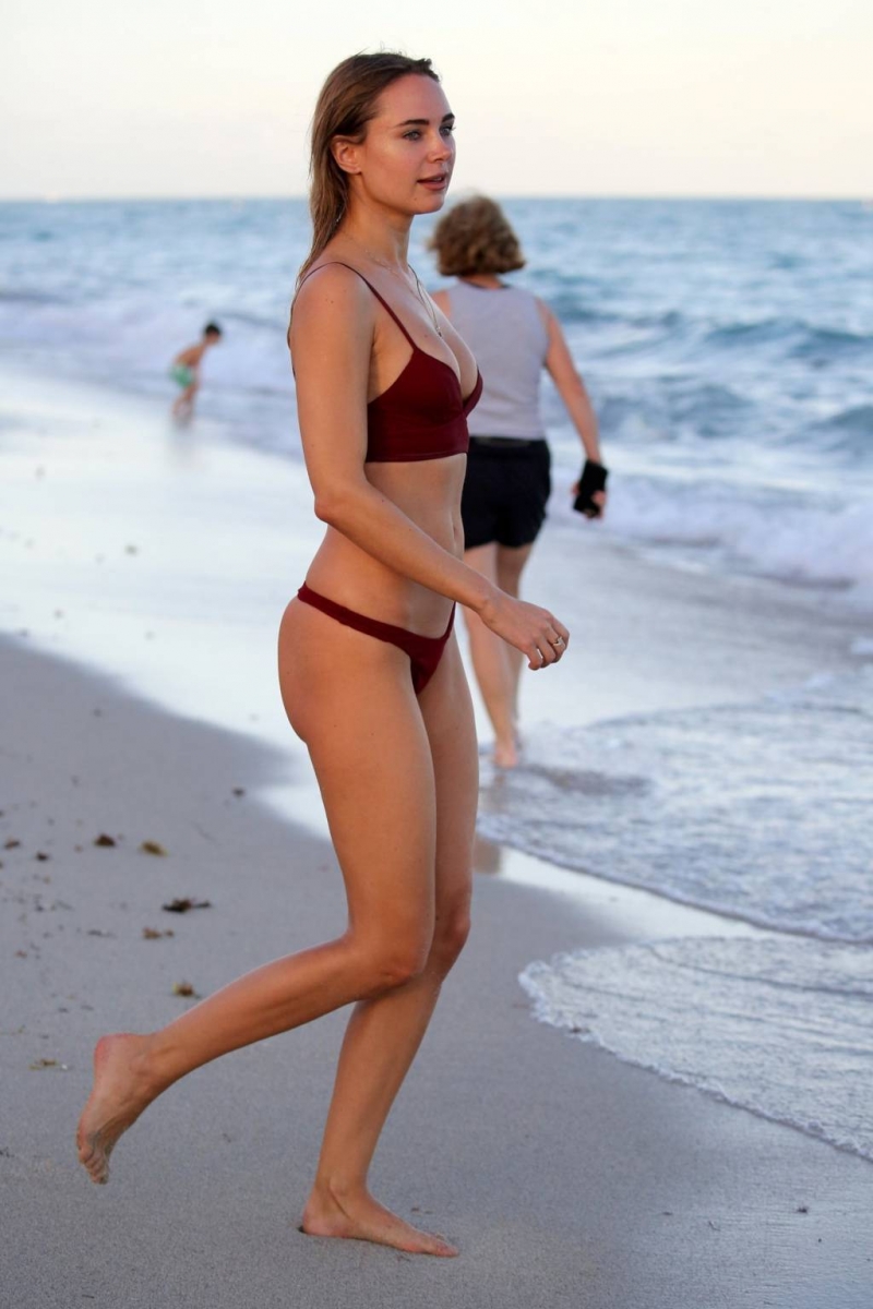 Kimberley Garner kırmızı bikiniyle