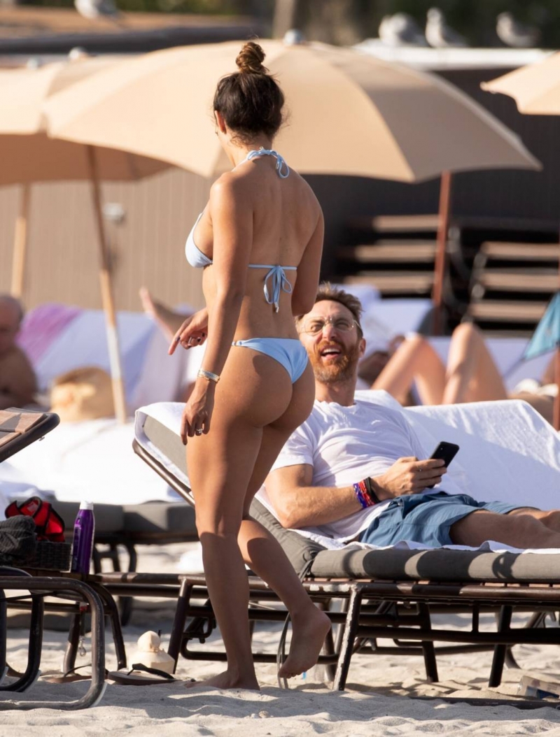 Jessica Ledon tanga bikini ile Miami plajında