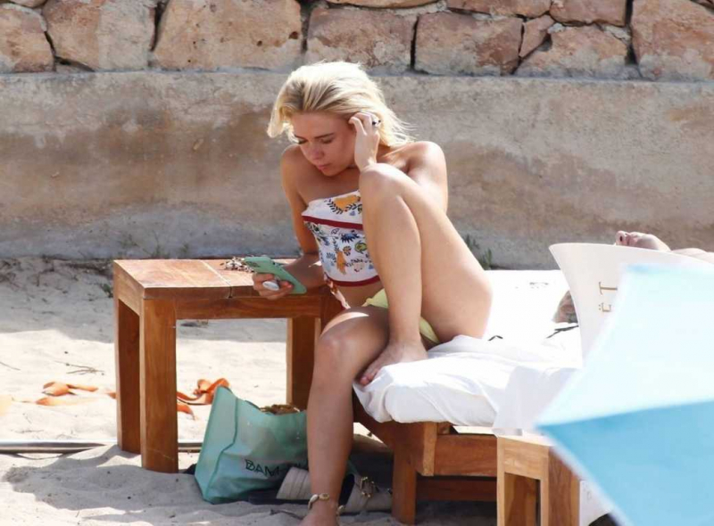 Gabby Allen erkek arkadaşıyla Ibiza'da