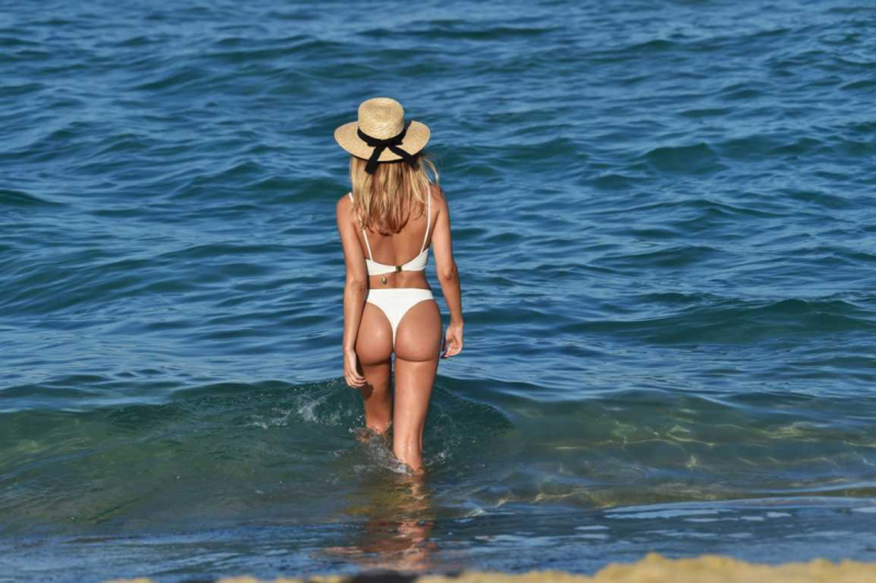 Kimberley Garner beyaz tanga bikiniyle St. Tropez'de