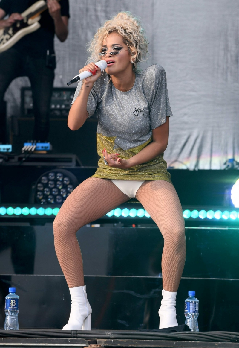 Rita Ora fileli çorap ve mini elbiseyle