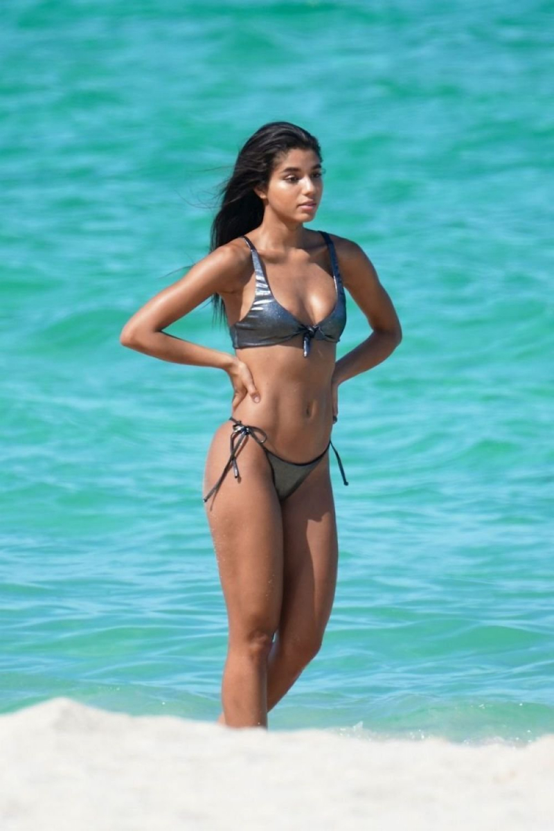 Yovanna Ventura gri bikini ile Miami plajında