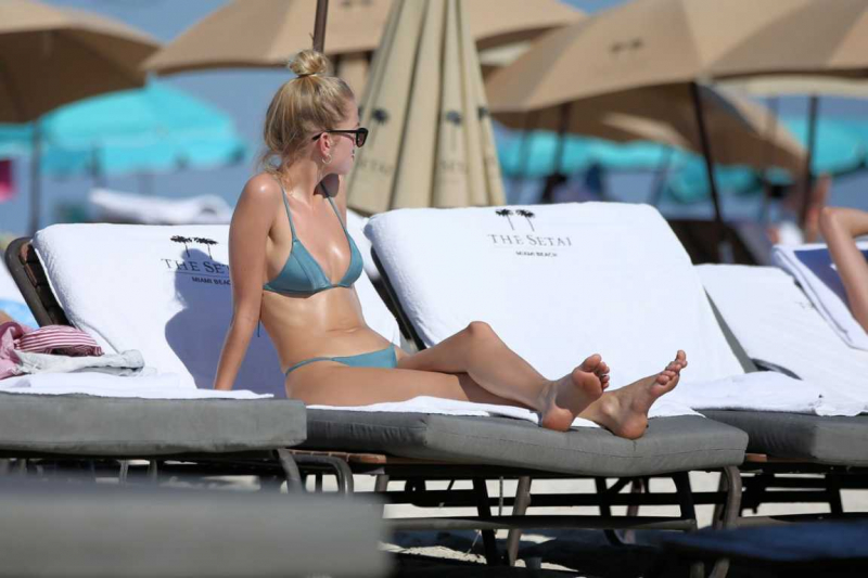Daphne Groeneveld yeşil tanga bikiniyle Miami plajında
