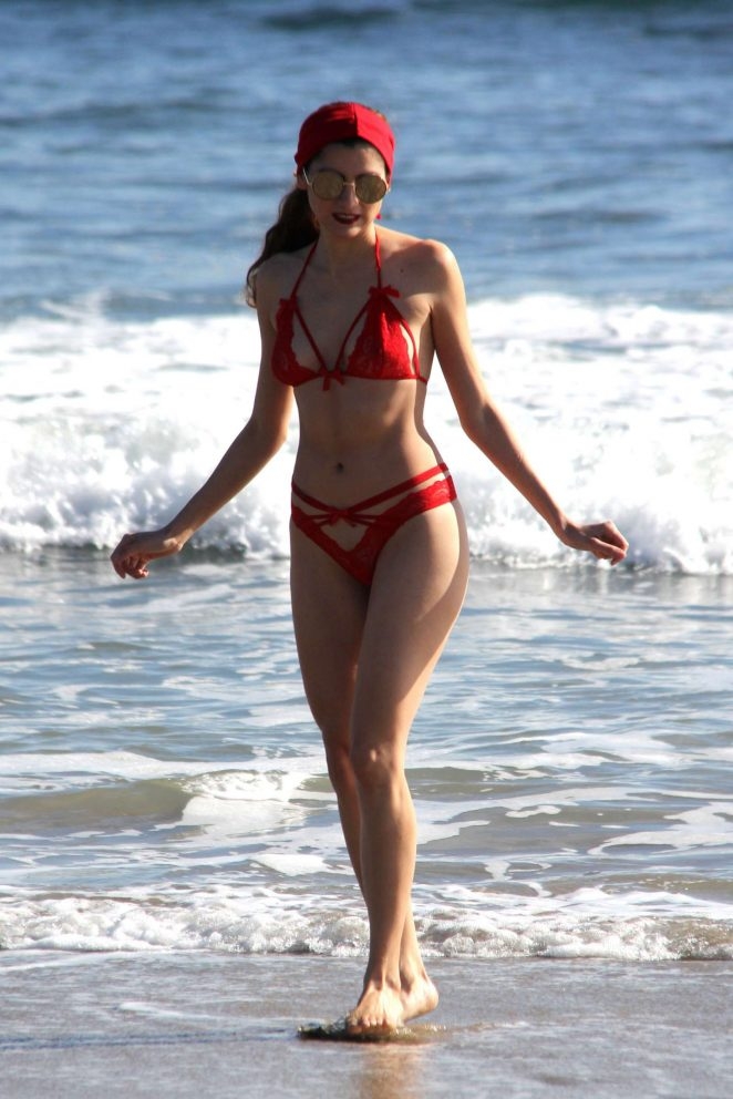 Blanca Blanco kırmızı bikini ve güneş gözlüğüyle