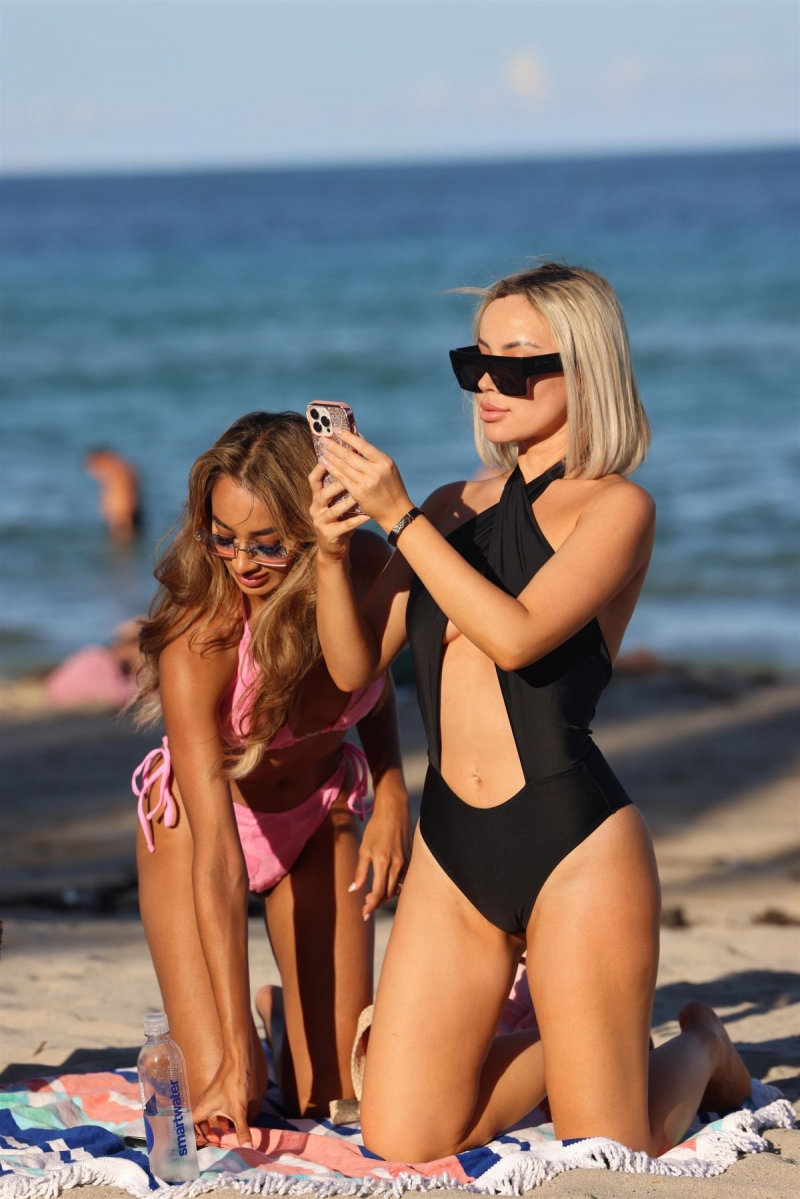 Lisa Opie ve Ramina Ashfaque bikiniyle Miami'de
