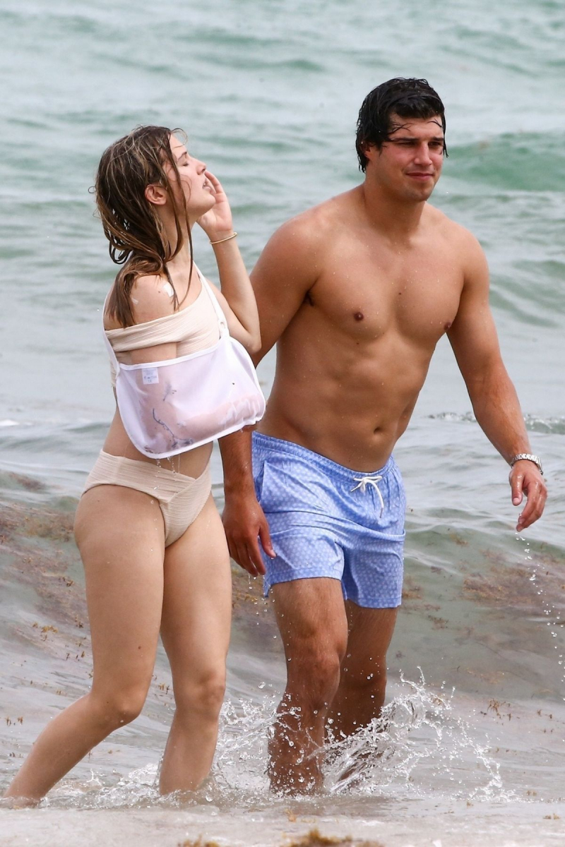 Eugenie Bouchard bikini ile Miami plajında