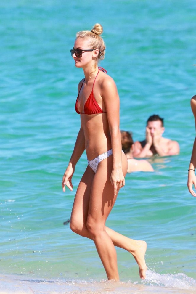 Selena Weber kırmızı beyaz  bikiniyle