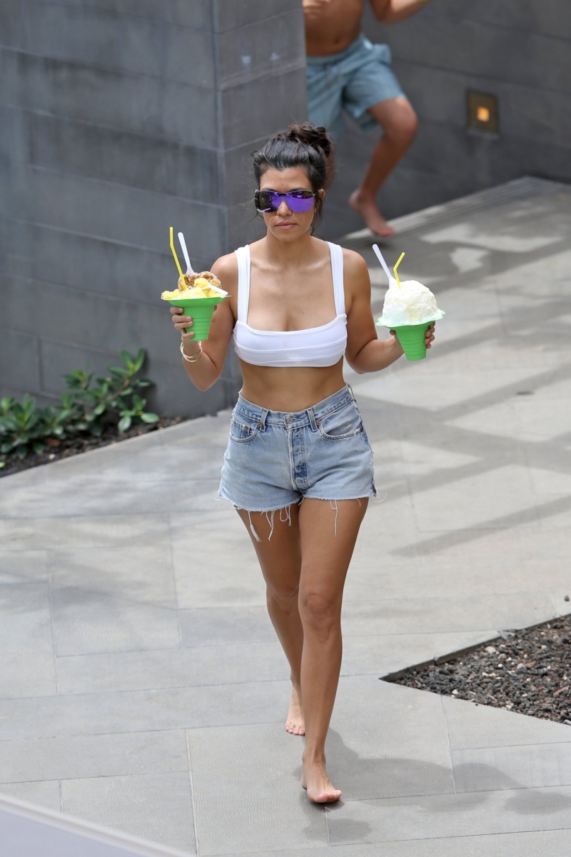 Kourtney Kardashian beyaz bikiniyle