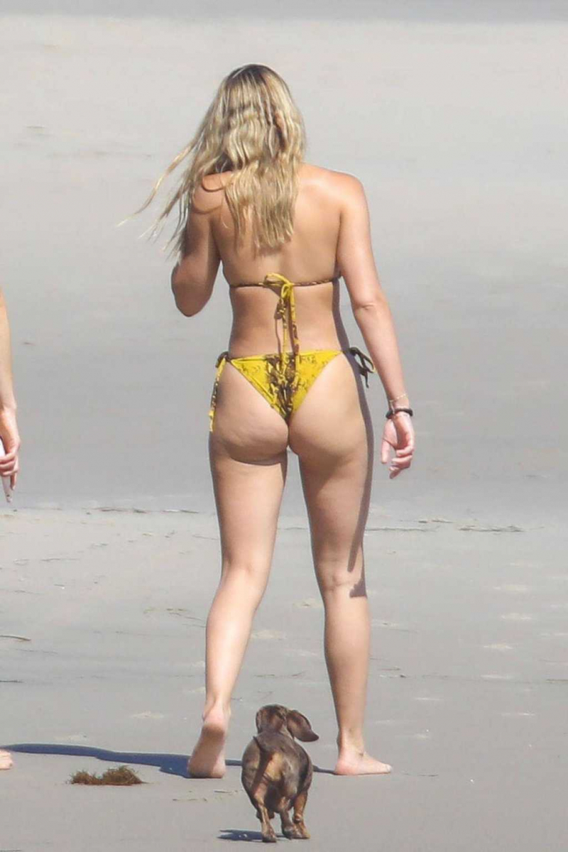 Sofia Richie sarı bikiniyle Malibu plajında