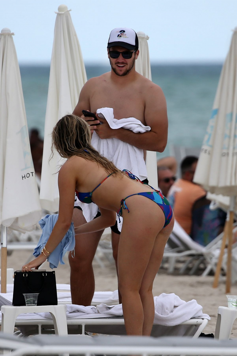 Brittany Williams bikiniyle Miami plajında