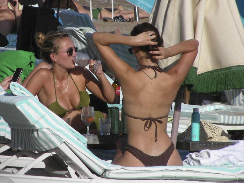 Kelly Rowland bikiniyle Miami plajında.