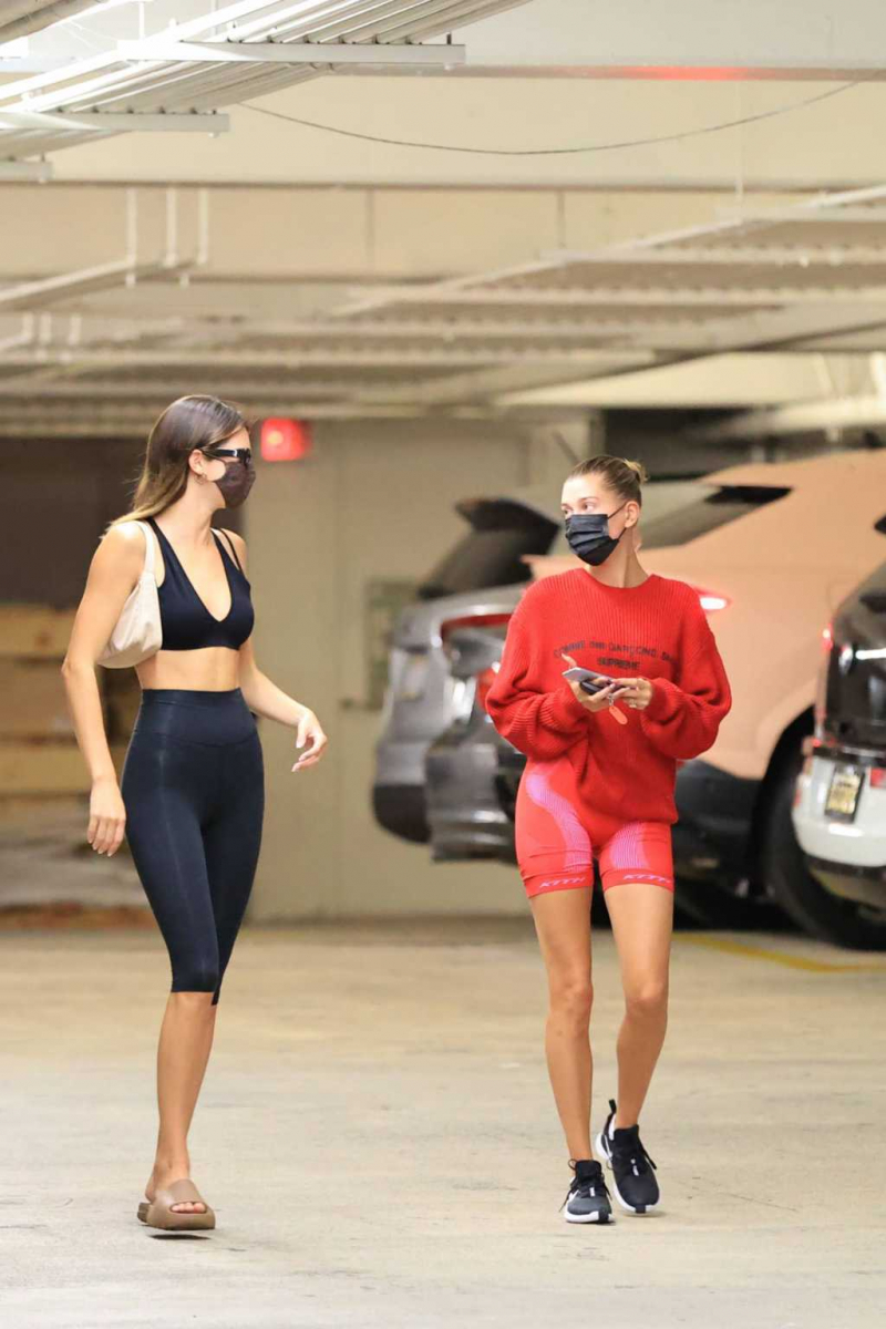 Kendall Jenner ve Hailey Bieber tayt ile alışverişte