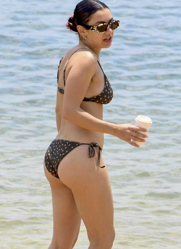 Charli XCX bikiniyle Sidney plajında