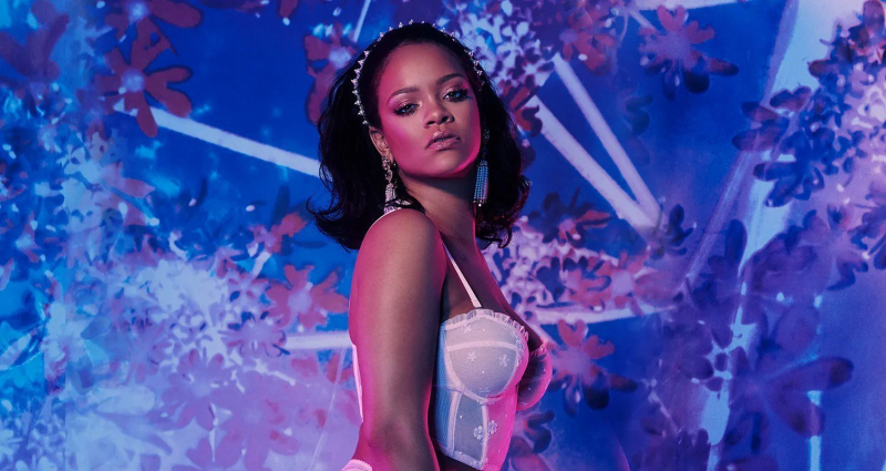 Rihanna jartiyer ve büstiyer ile çekimlerde