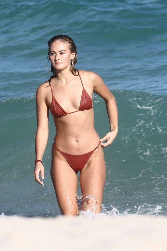 Selena Weber kırmızı bikinisiyle Miami plajında