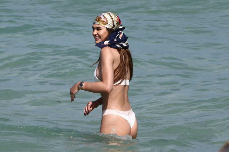 Amelia Gray Hamlin beyaz bikini ile Miami'de
