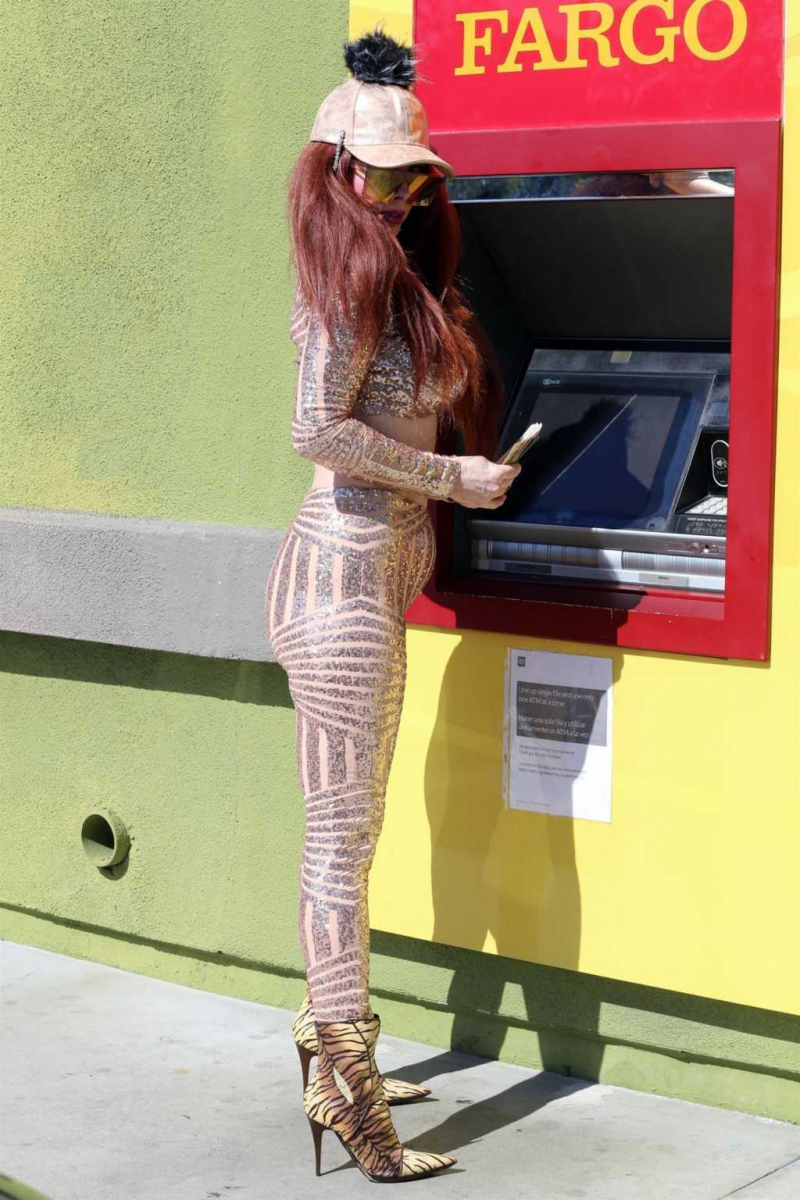 Phoebe Price Los Angeles'ta ATM'de