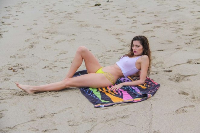 Blanca Blanco sarı bikiniyle denizde