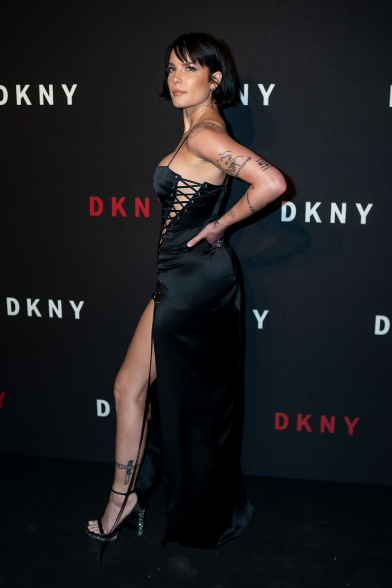 Halsey siyah elbise ile DKNY etkinliğinde