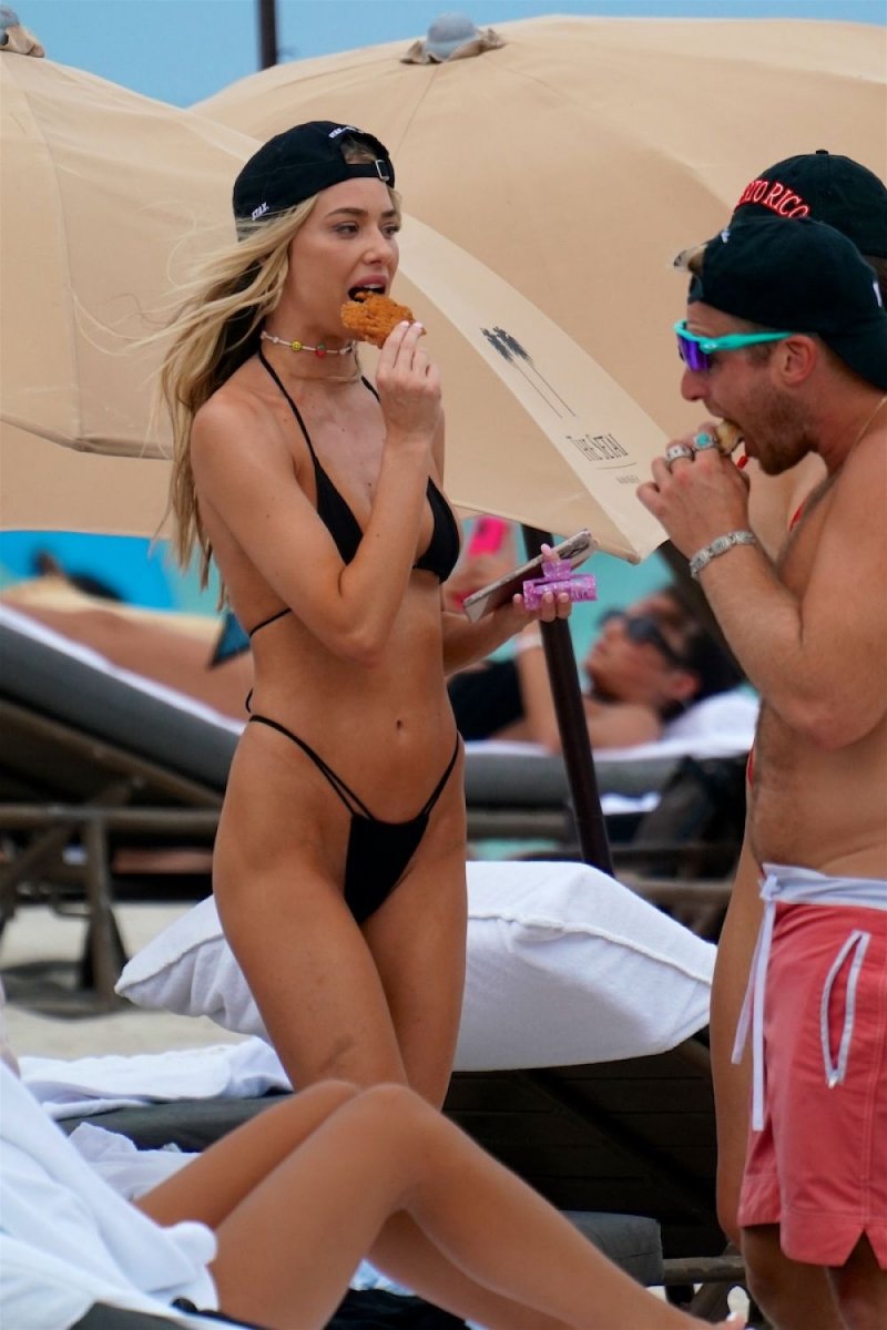Celeste Bright bikini ile Miami plajında