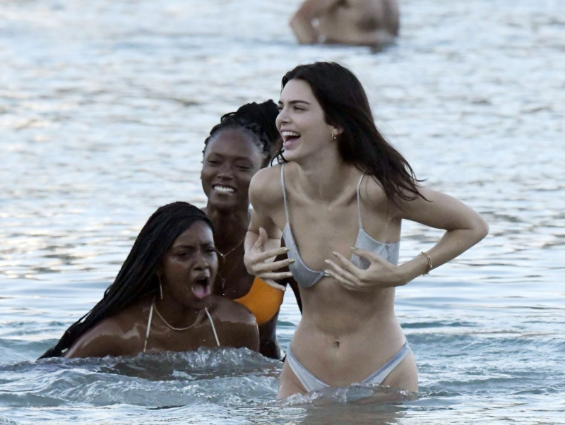 Kendall Jenner bikinisiyle Mykonos'ta