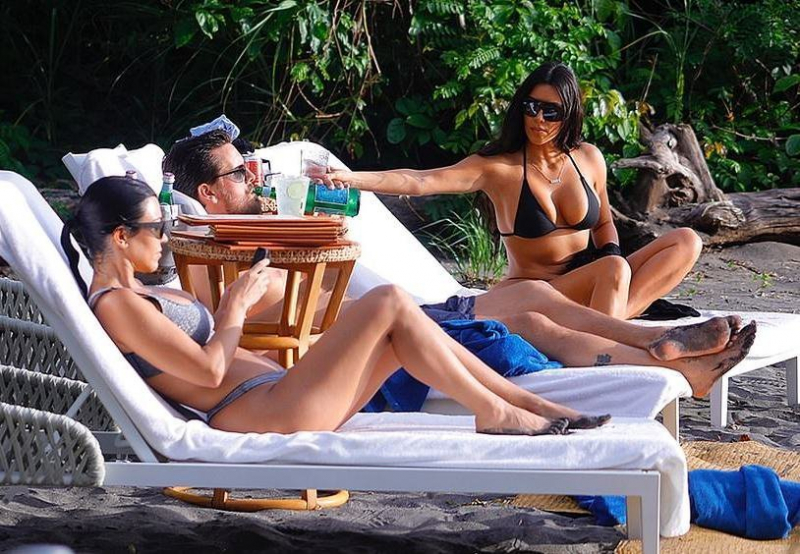 Kim Kardashian bikini ile plajda
