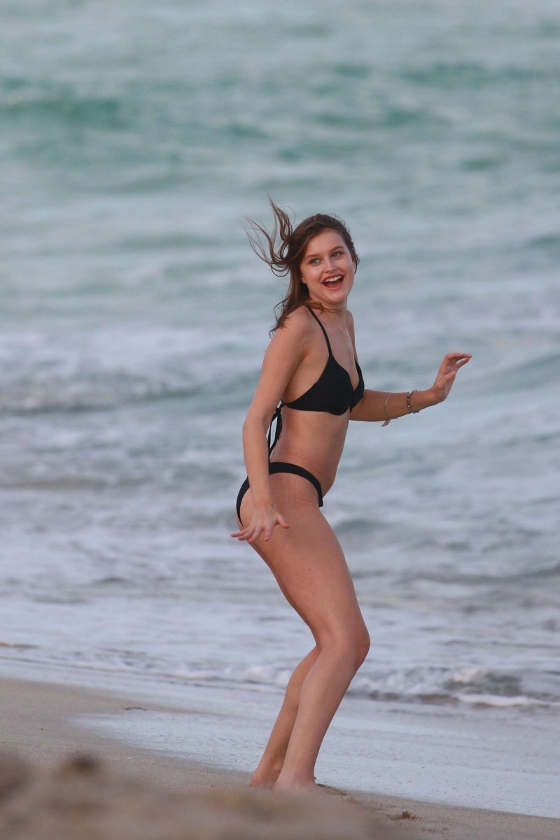 Lexi Wood bikiniyle plajda