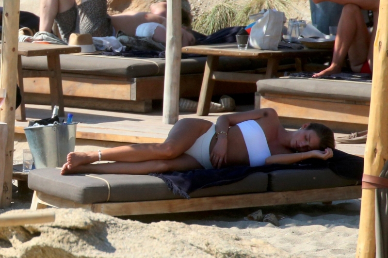 Lorena Rae beyaz bikini ile Mykonos plajında