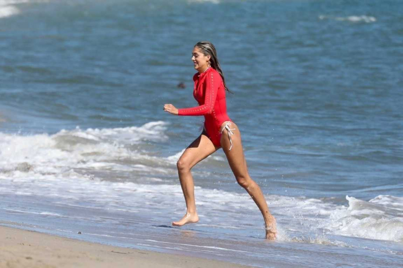 Sistine Stallone kırmızı bikini ile Malibu plajında