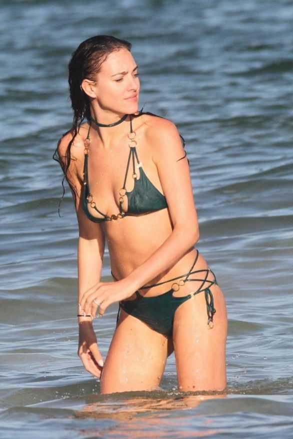 Eliza Cummings yeşil bikini ile Tulum'da