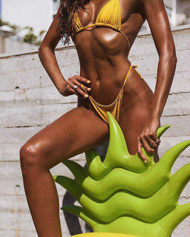 Izabel Goulart sarı bikini ile fotoğraf çekimlerinde