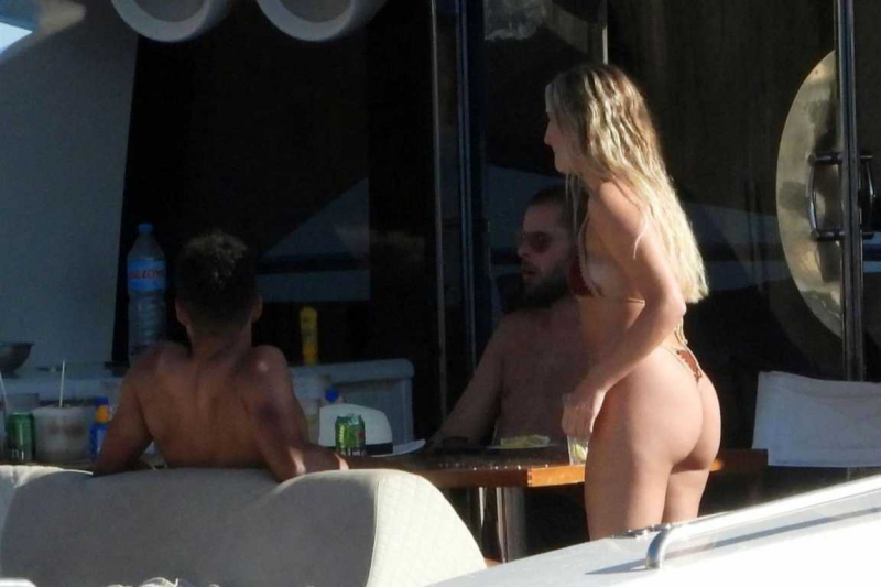 Perrie Edwards kırmızı bikini ile Ibiza'da