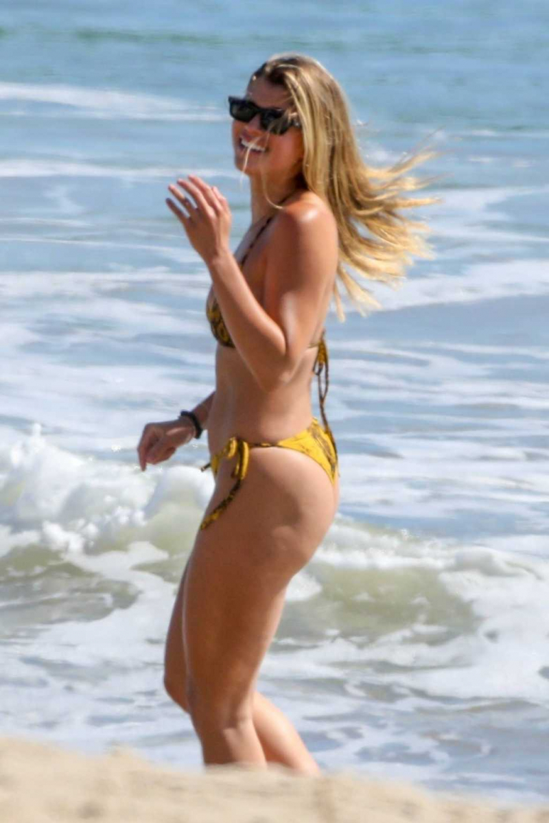 Sofia Richie sarı bikiniyle Malibu plajında