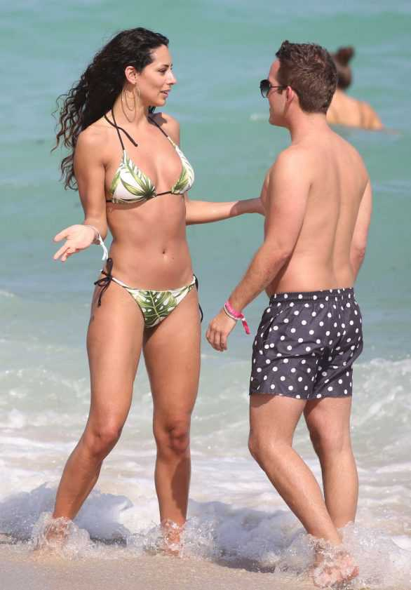 Raffaella Modugno bikiniyle Miami plajında