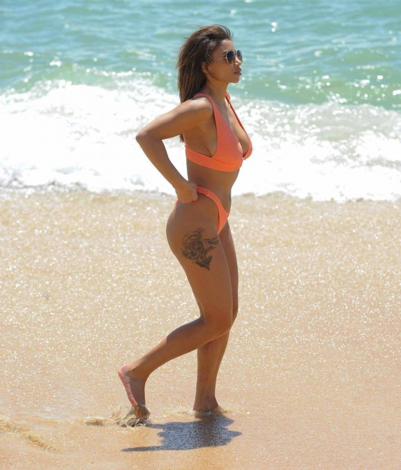 Kayleigh Morris tanga bikini ile Kıbrıs'ta