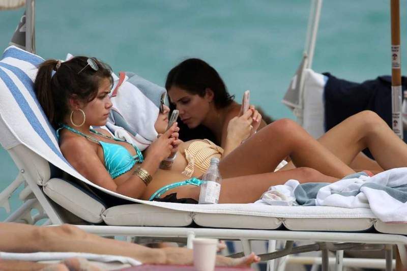 Hannah Ann Slus mavi bikini ile Miami plajında