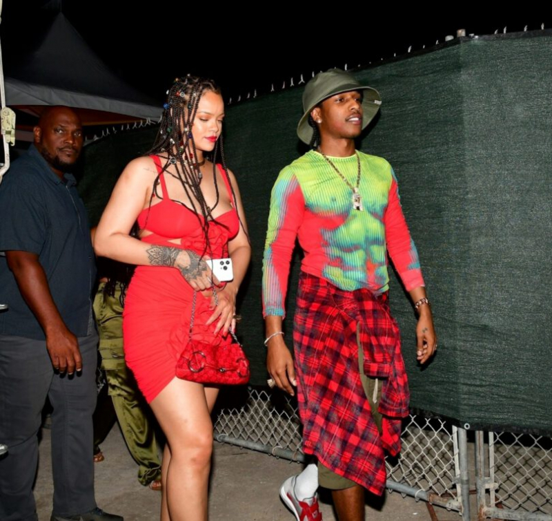 Rihanna kırmızı mini elbiseyle Imagine Reggae Festivalinde