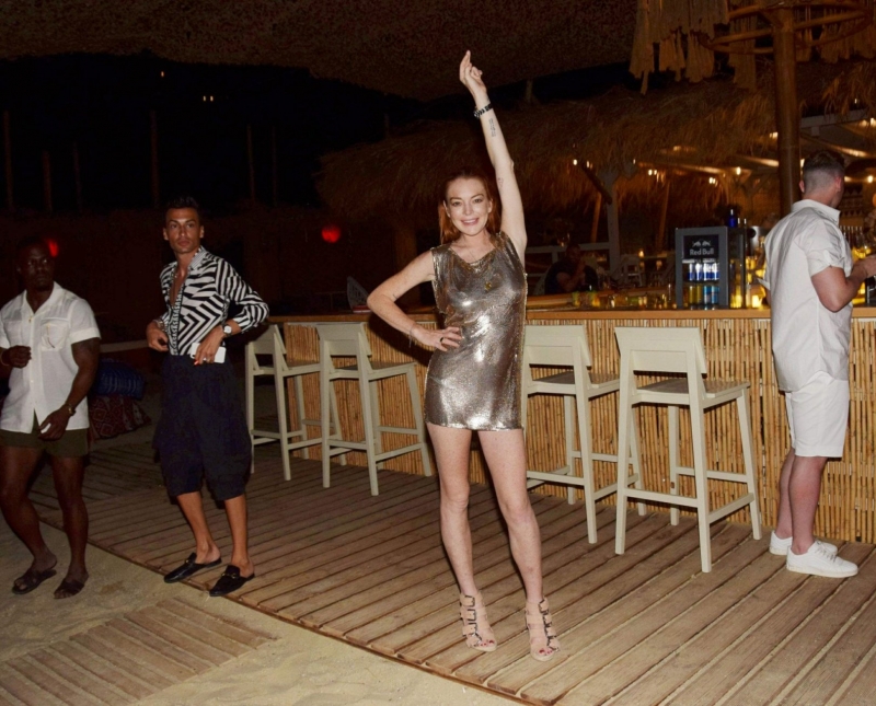Lindsay Lohan sarı parlak mini elbise ile