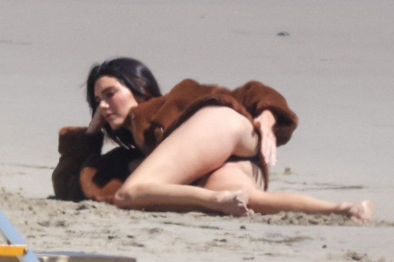 Kendall Jenner Malibu'da fotoğraf çekimlerinde