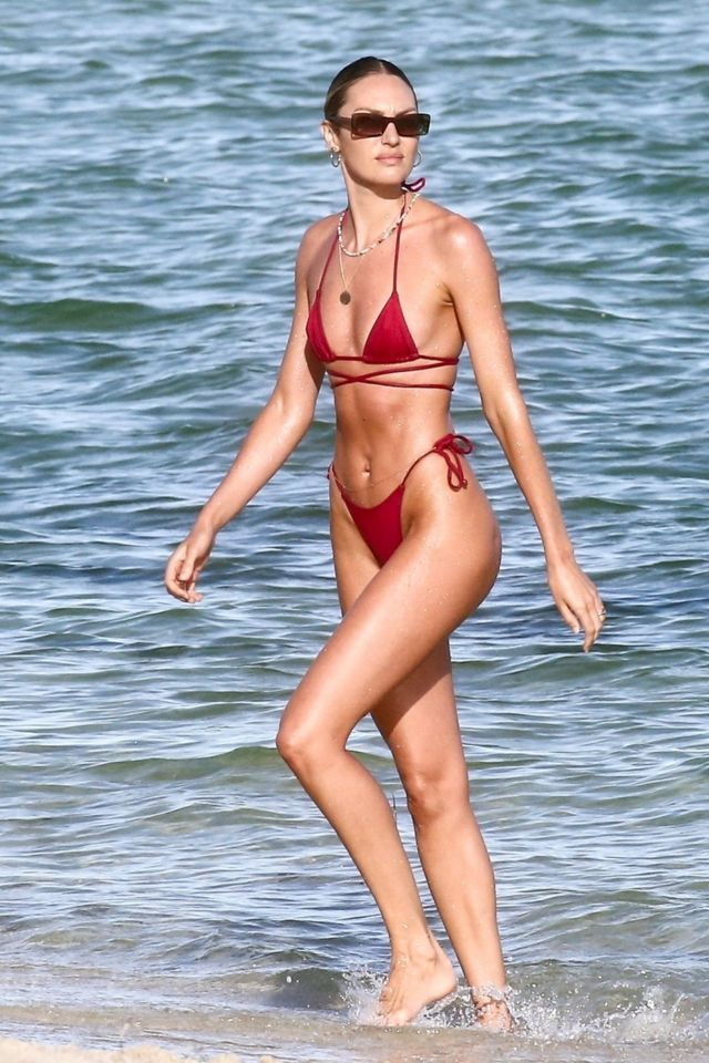 Candice Swanepoel kırmızı bikini ile Miami plajında 