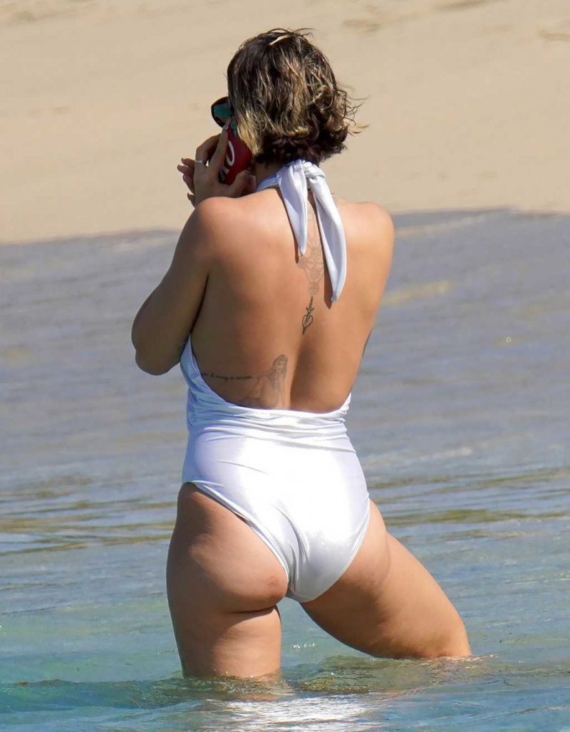 Rita Ora beyaz mayoyla Saint Barthelemy plajında