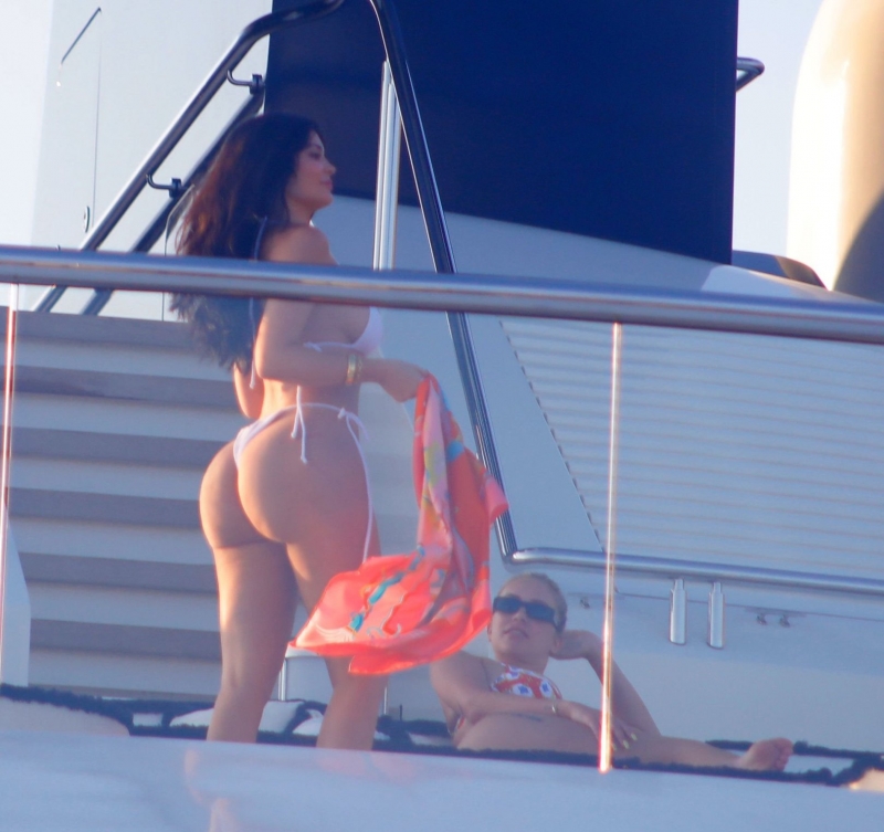 Kylie Jenner tanga bikini ile Ibiza'da