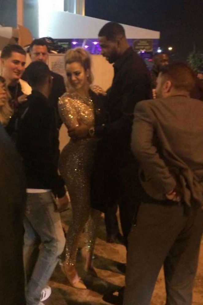 Khloe Kardashian tayt kostümle sokakta