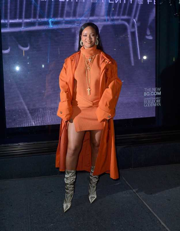 Rihanna turuncu mini elbiseyle 