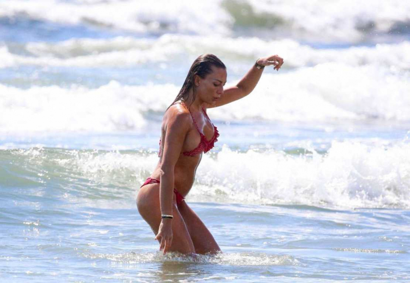 Alessia Tedeschi kırmızı bikiniyle İtalya'da