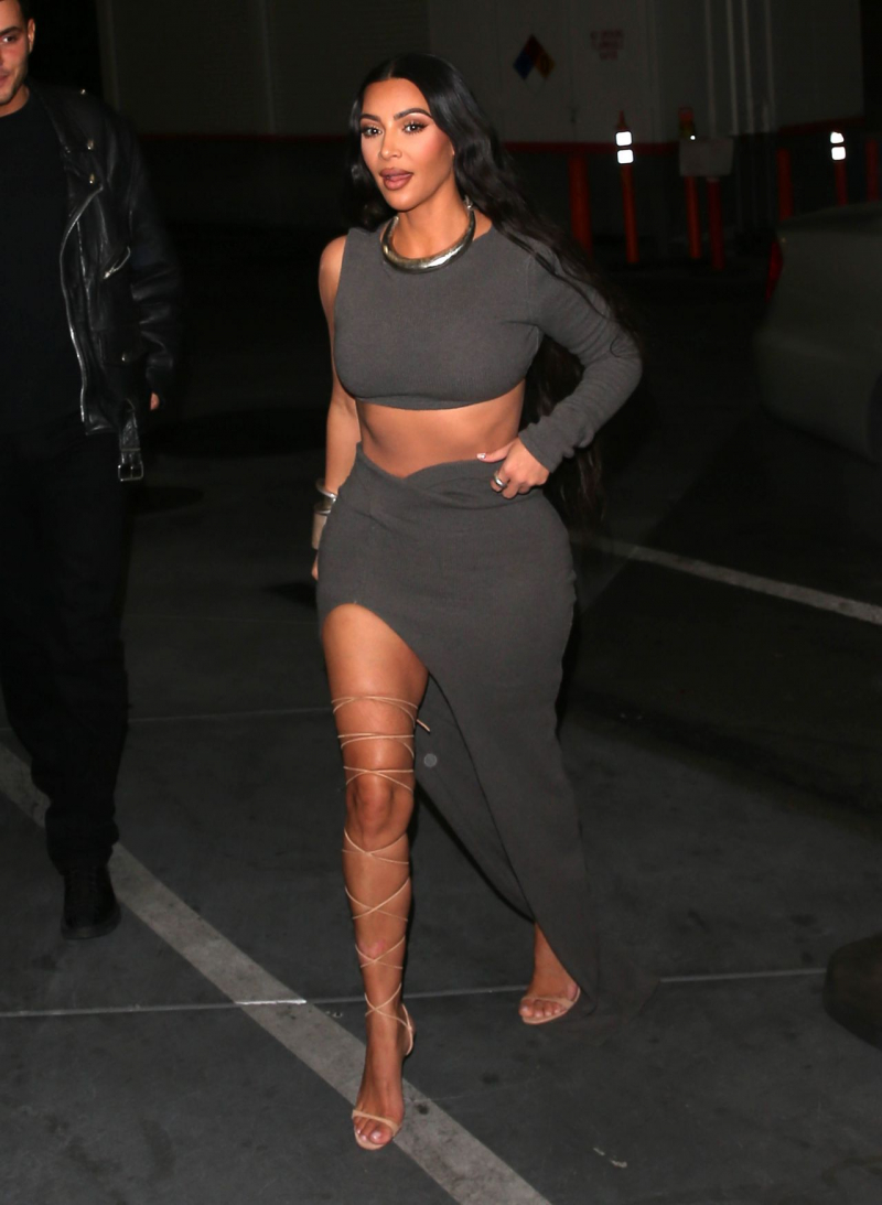 Kim Kardashian yırtmaçlı elbise ile Beverly Hills'te
