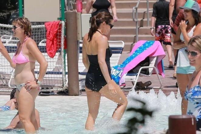 Jennifer Garner siyah mayoyla havuzda