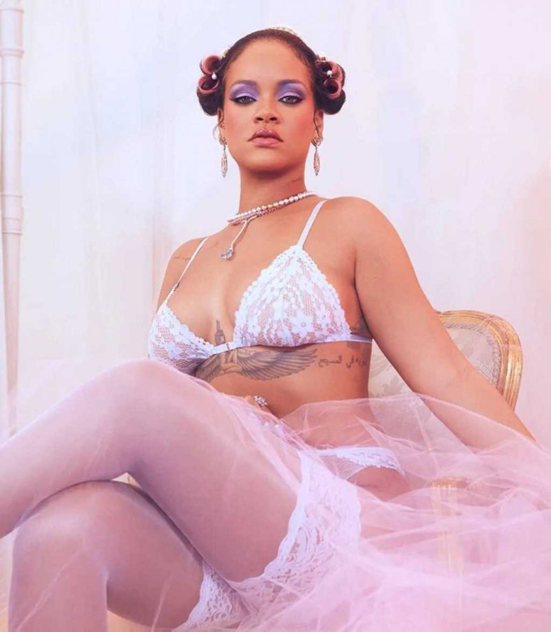 Rihanna 2020 iç giyim çekimlerinde