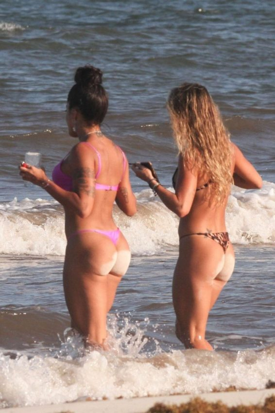 Aline Riscado  pembe bikini ile Tulum'da