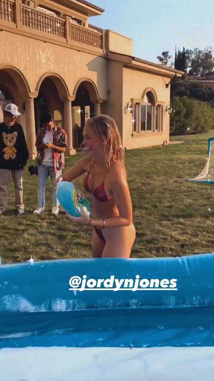 Jordyn Jones tanga bikini ile fotoğraf çekimlerinde